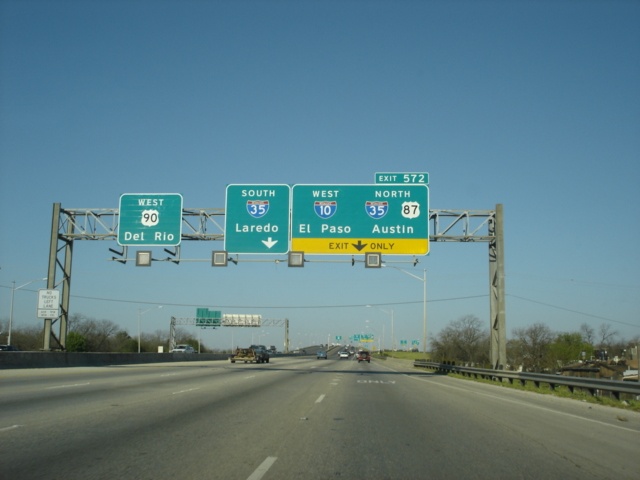 Interstate 10 West approaching Exit 572 - Interstate 10 West/Interstate 35